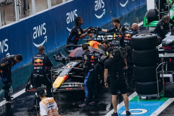 Red Bull F1 team pit stop